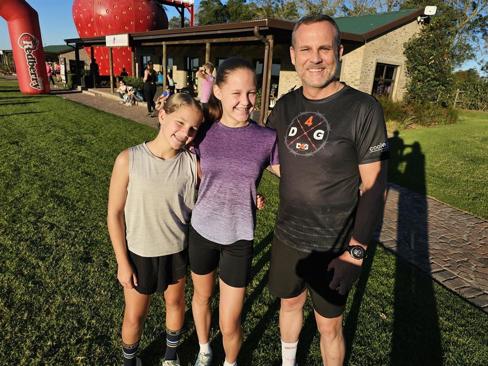 Henk Pienaar with his daughters, Lee-Janke (links) and Zenyke